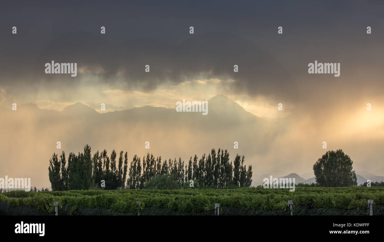 Duschen über die Anden von der Uco Tal nr Tupungato, Mendoza, Provinz, Argentinien Stockfoto Duschen über die Anden von der Uco Tal nr Tupungato, Mendoza, Provinz, Argentinien Stockfoto