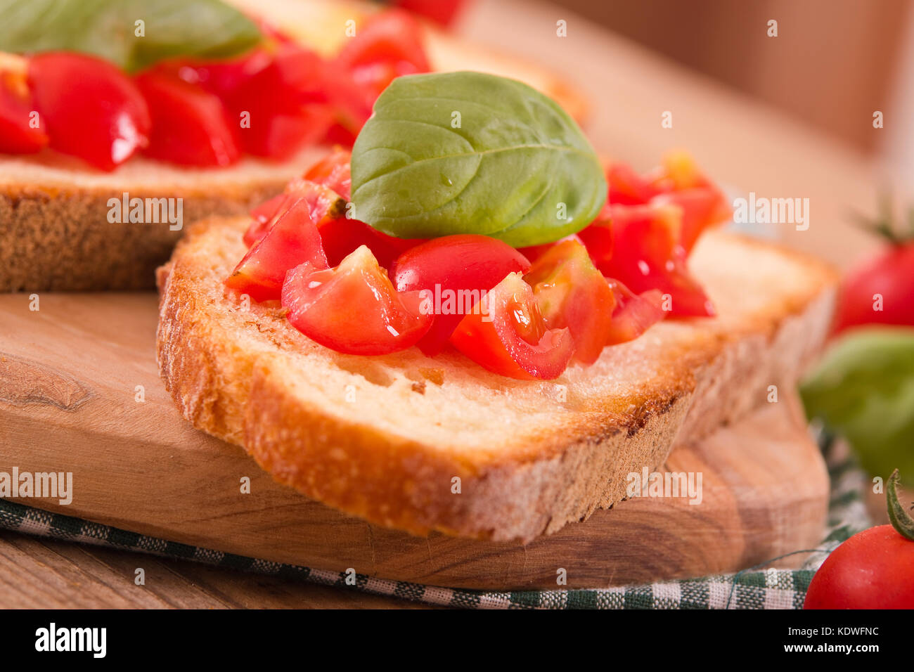 Bruschetta Brot mit Basilikum und gehackten Tomaten. Stockfoto