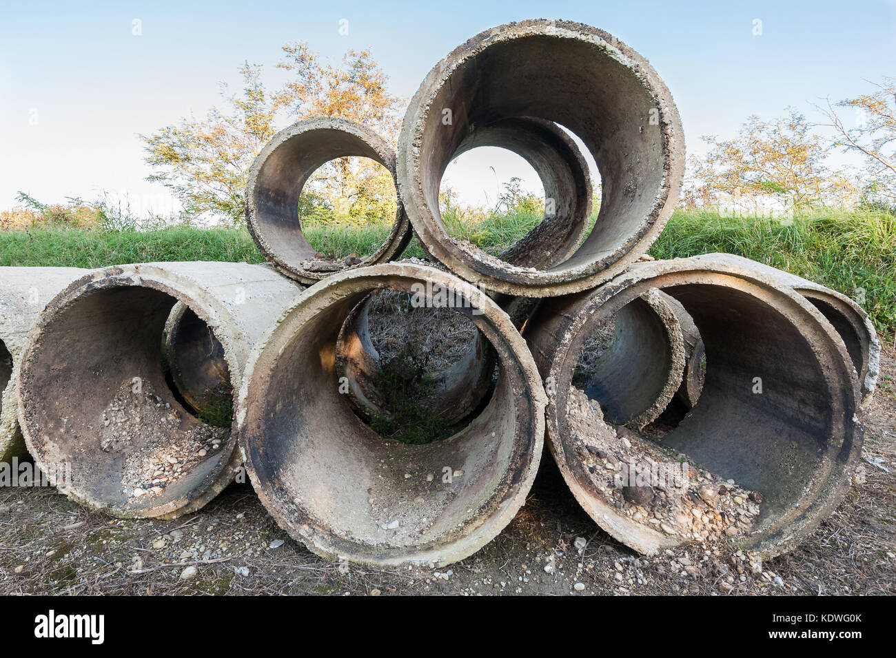 Alte Beton Rohre Rohre für die Entwässerung. Schläuche für die Bauindustrie. Stockfoto