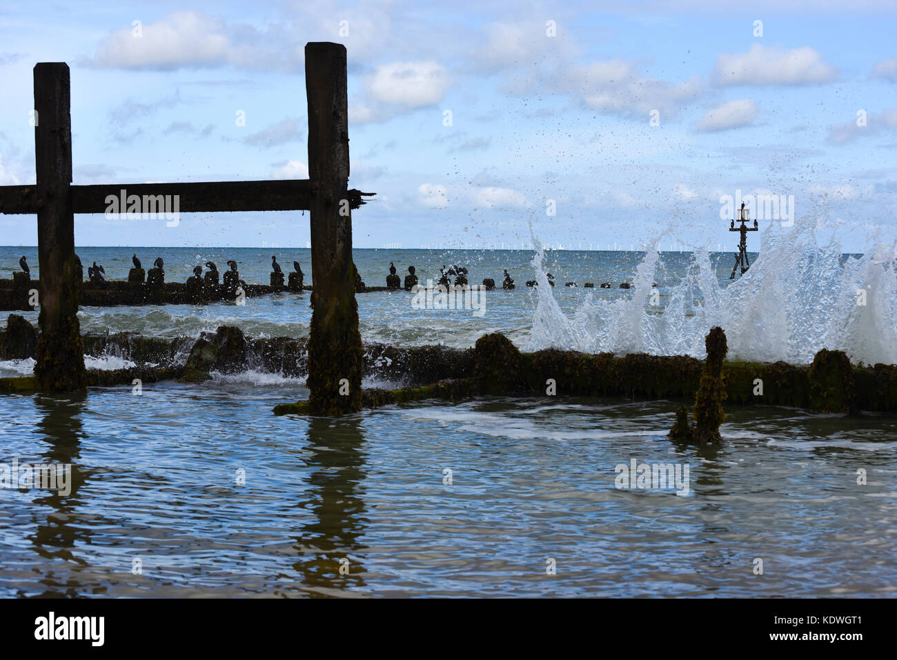 Die Nordsee brechen gegen Sturm Leistungsschalter in Norfolk. Stockfoto