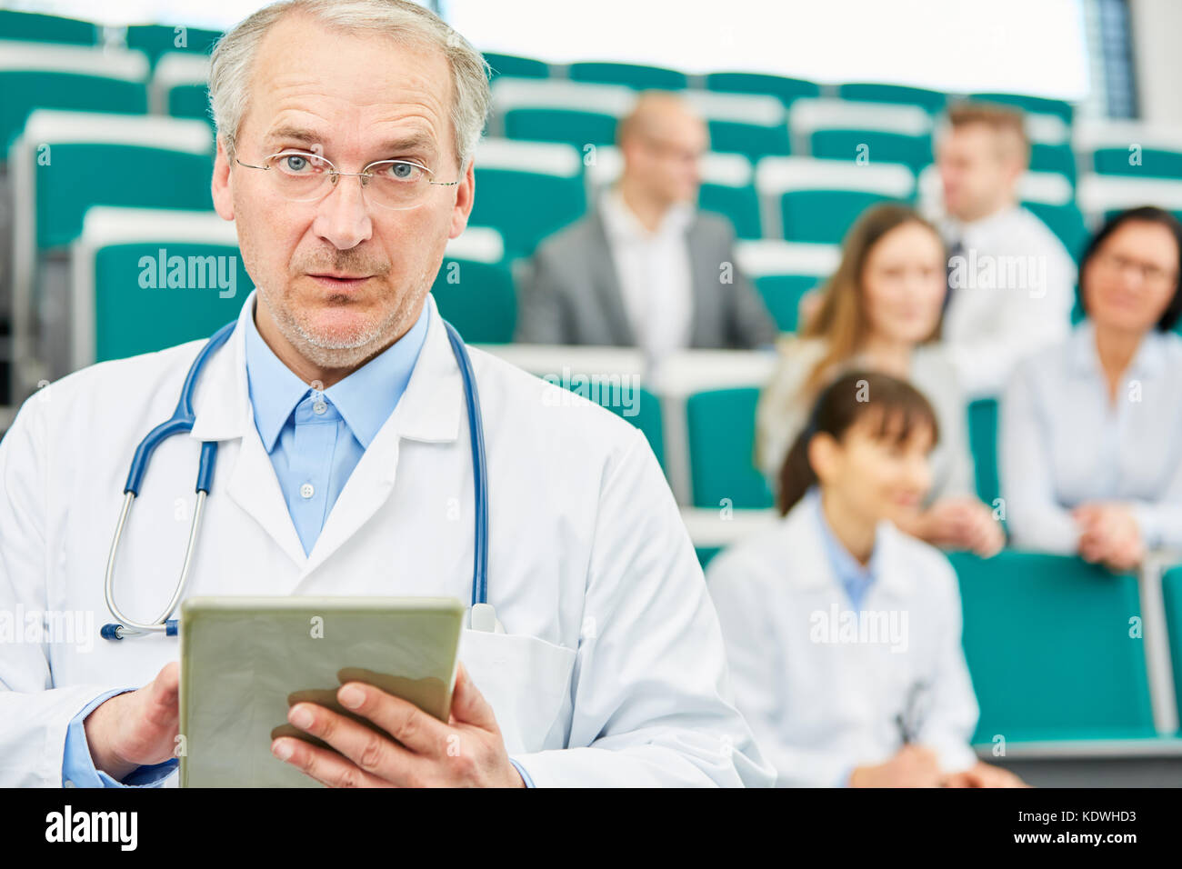 Senior als kompetente Medizin Professor holding Tablette mit der Behörde Stockfoto