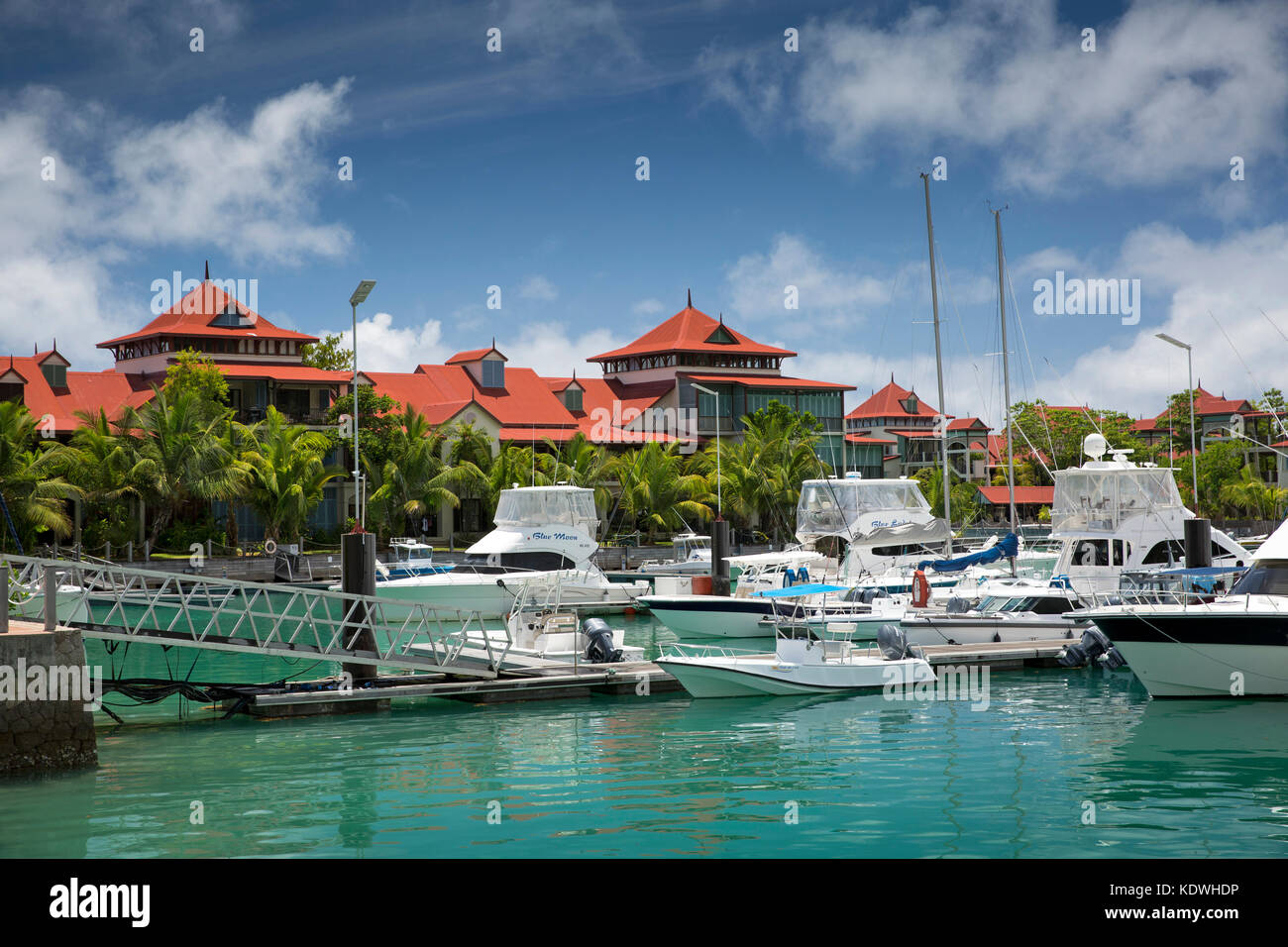 Die Seychellen, Mahe, Victoria, Eden Island, Gehäuse auf Land und Boote in der Marina vor Anker Stockfoto
