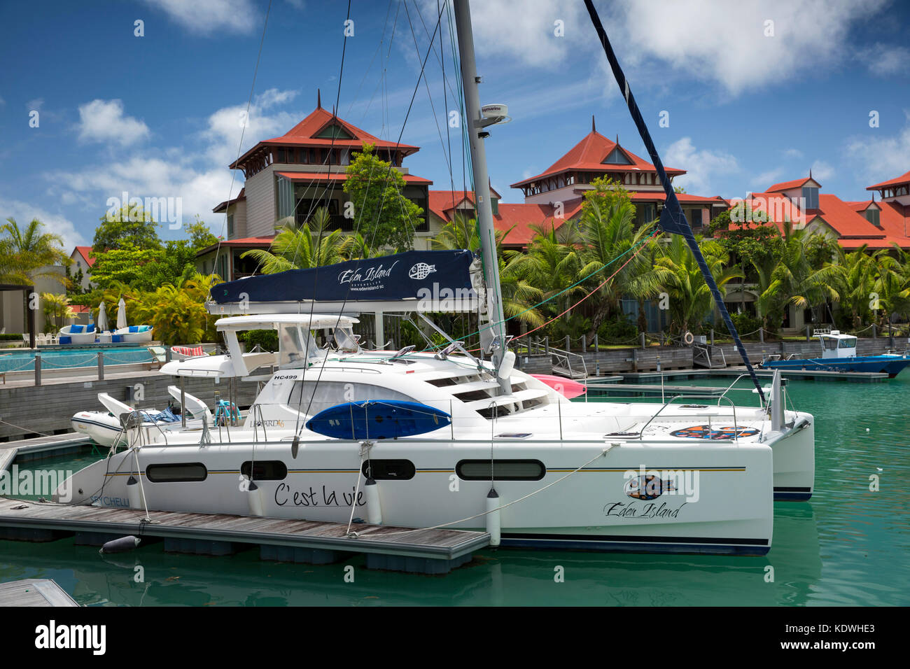 Die Seychellen, Mahe, Victoria, Eden Island, Gehäuse auf Land und Boote in der Marina vor Anker, Verleih Katamaran Stockfoto