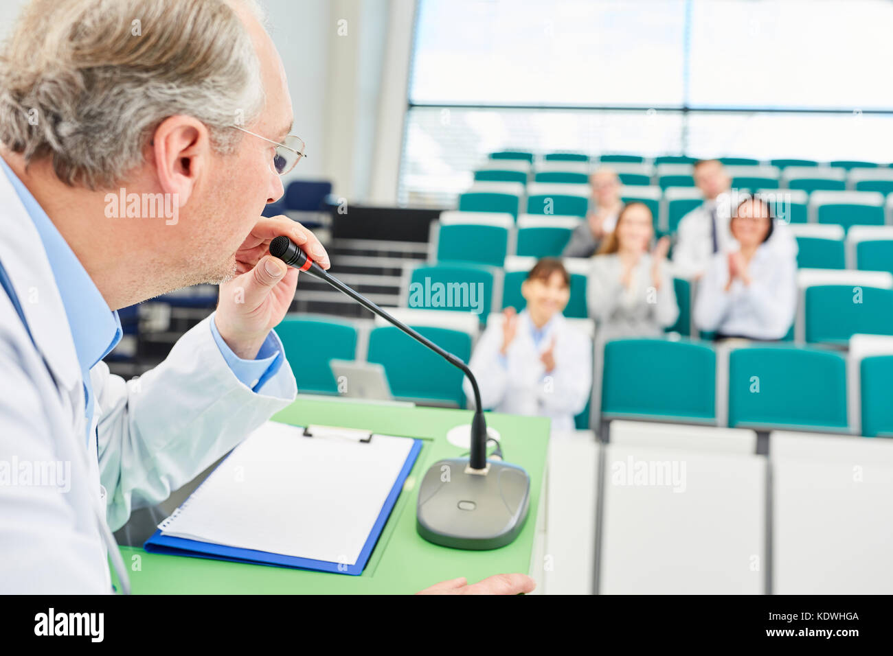 Medizin Lautsprecher in der medizinischen Vorlesung mit Studenten erhält Beifall Stockfoto