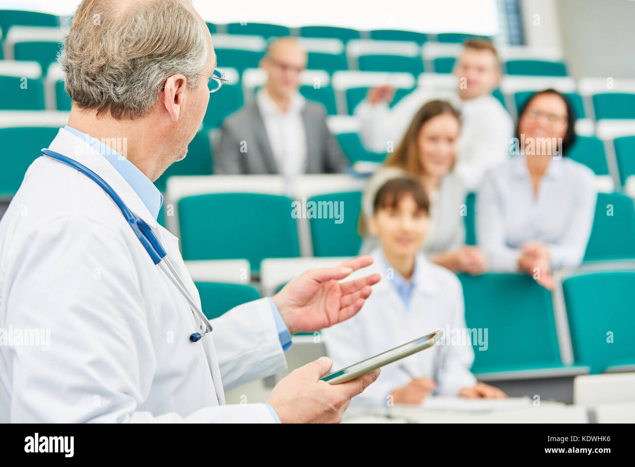 Medizin Ausbildung in Universität Hörsaal mit viele Ärzte Stockfoto