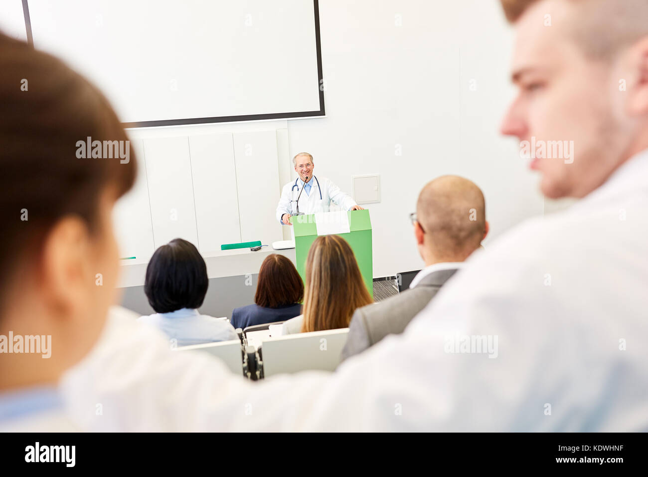 Studenten in der Medizin Ausbildung Vortrag mit Arzt Stockfoto