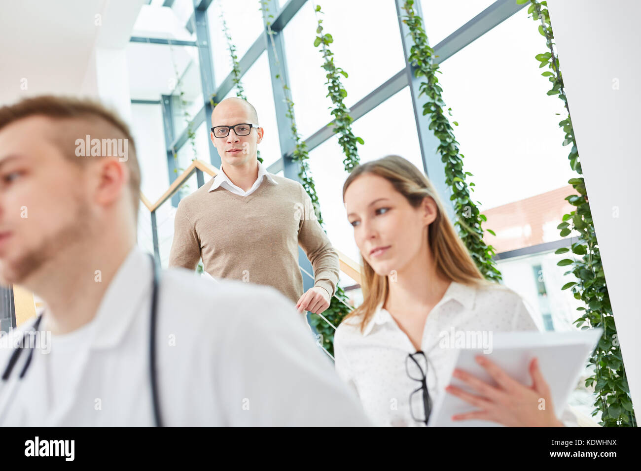 Junges Team von Ärzten im Krankenhaus zu Fuß die Treppe hinunter Stockfoto