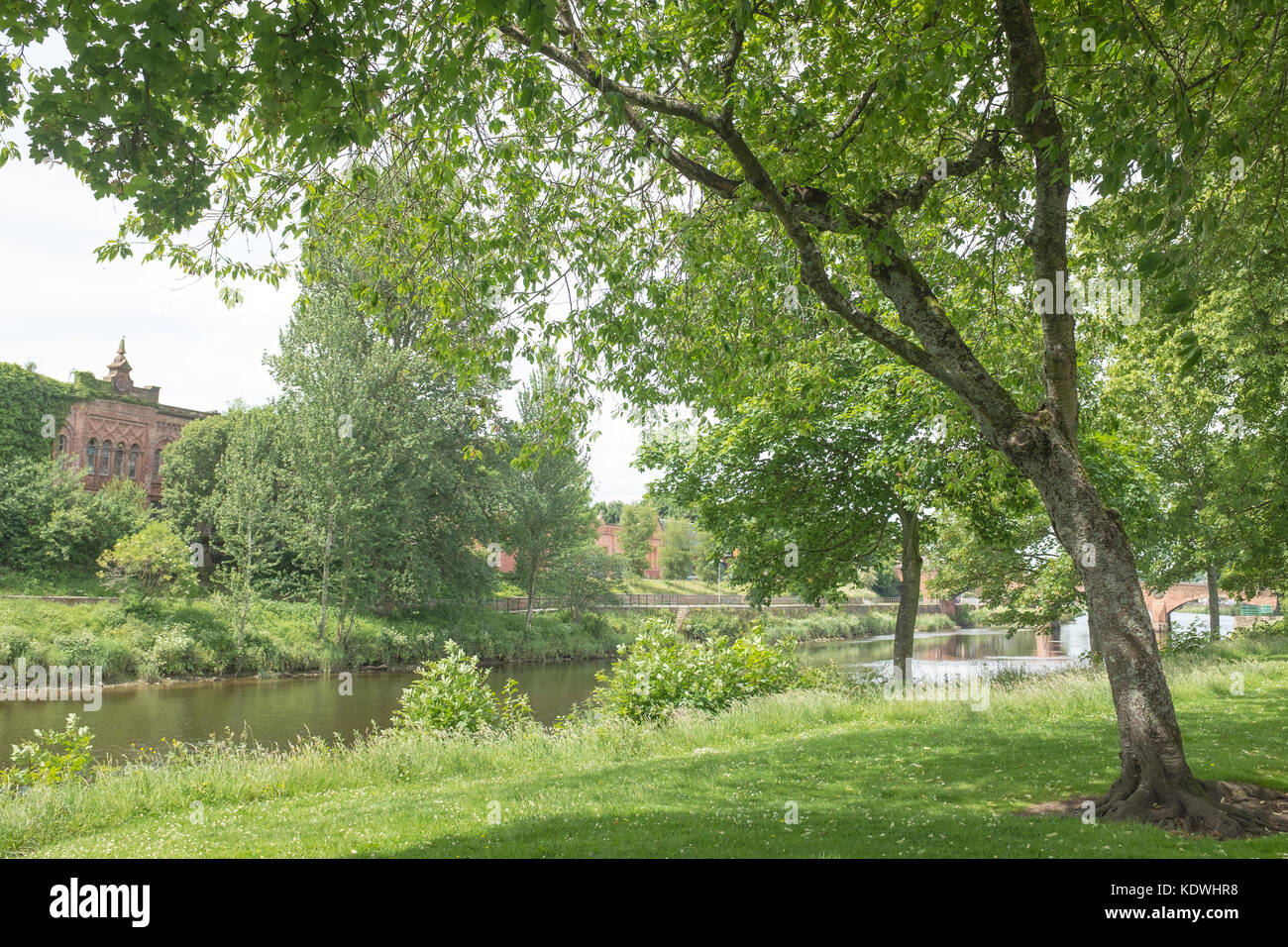 Blick auf das architektonisch bedeutsame Rosefield Mills Gebäude vom Dock Park in Dumfries, Schottland. Das Gebäude ist in schlechtem Zustand. Stockfoto