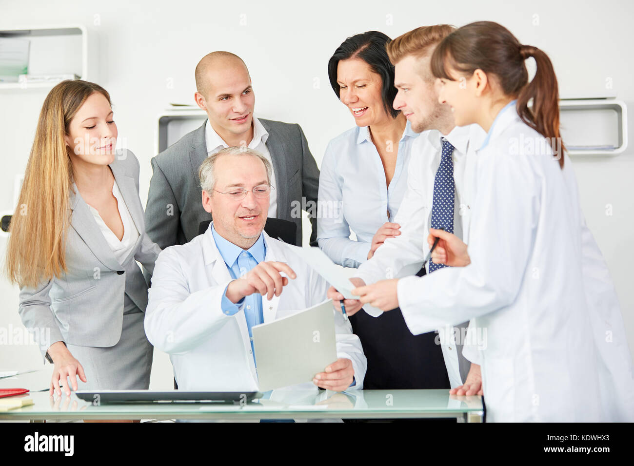 Team der Ärzte an der Klinik mit Mitarbeiter Mitarbeiter Stockfoto