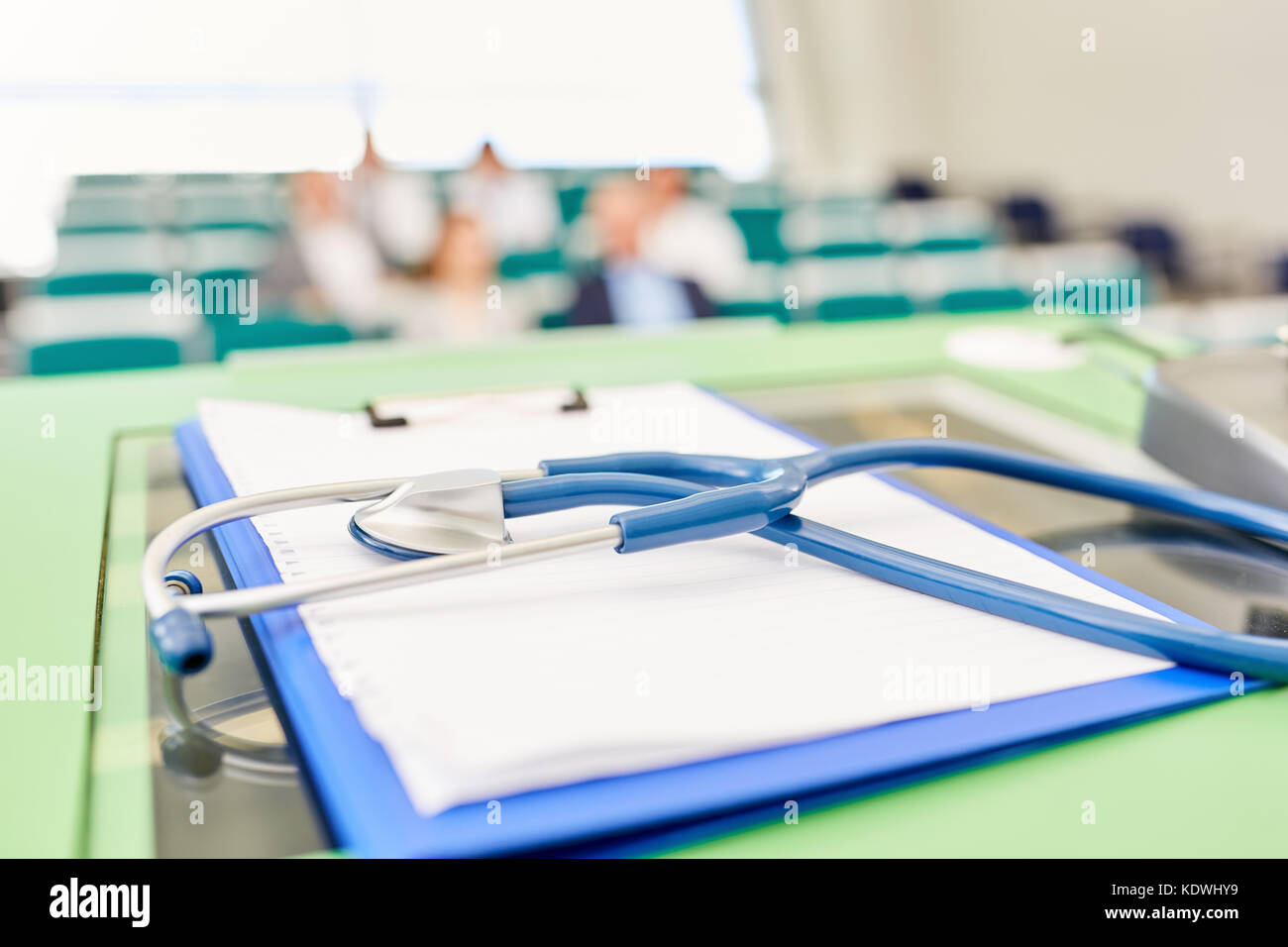 Stethoskop und Zwischenablage auf Lautsprecher Schreibtisch in der Medizin Ausbildung Vortrag Stockfoto
