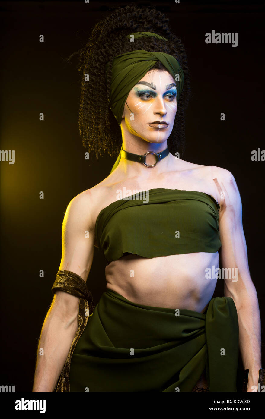 Cj - das Porträt einer Drag Queen, seine Fähigkeiten in Make-up und Outfits. Stockfoto
