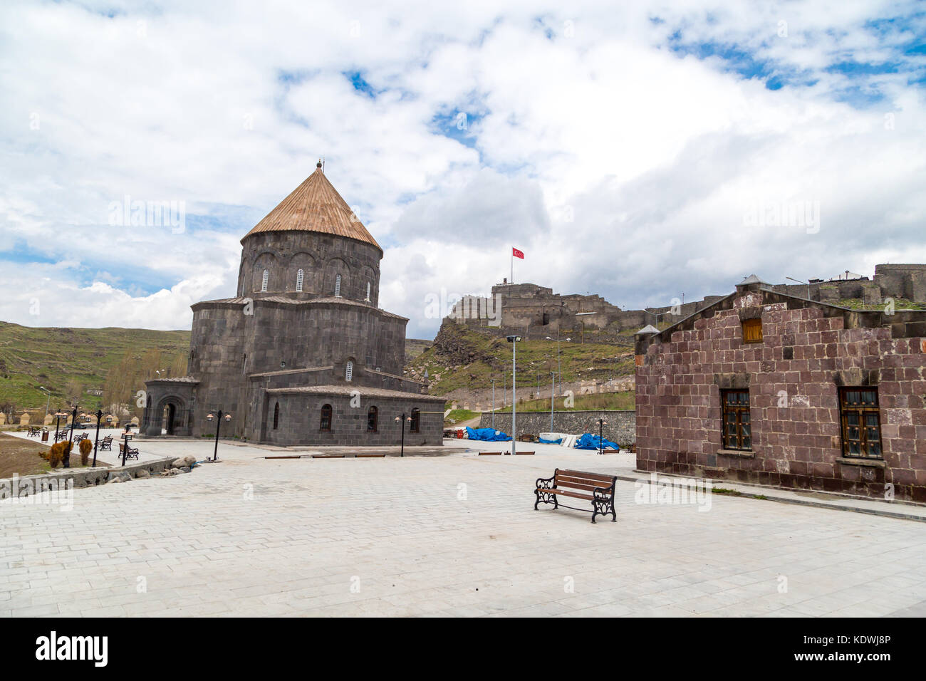 Historische heiligen Apostel Kirche bekannt als kumbet Moschee in Kars, Eastern Anatolia Region der Türkei, an bewölkten Himmel Hintergrund. Es ist auch 12 Apostel Kirche Stockfoto