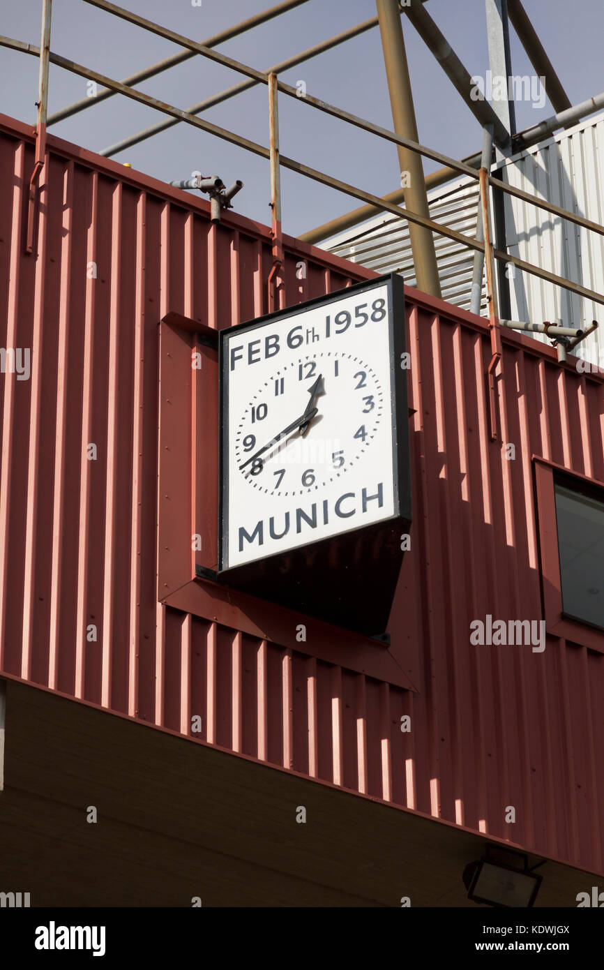 Die Münchner Clock im Old Trafford Stadion. Bezeichnet die Zeit und das Jahr des Munich Air Disaster Stockfoto