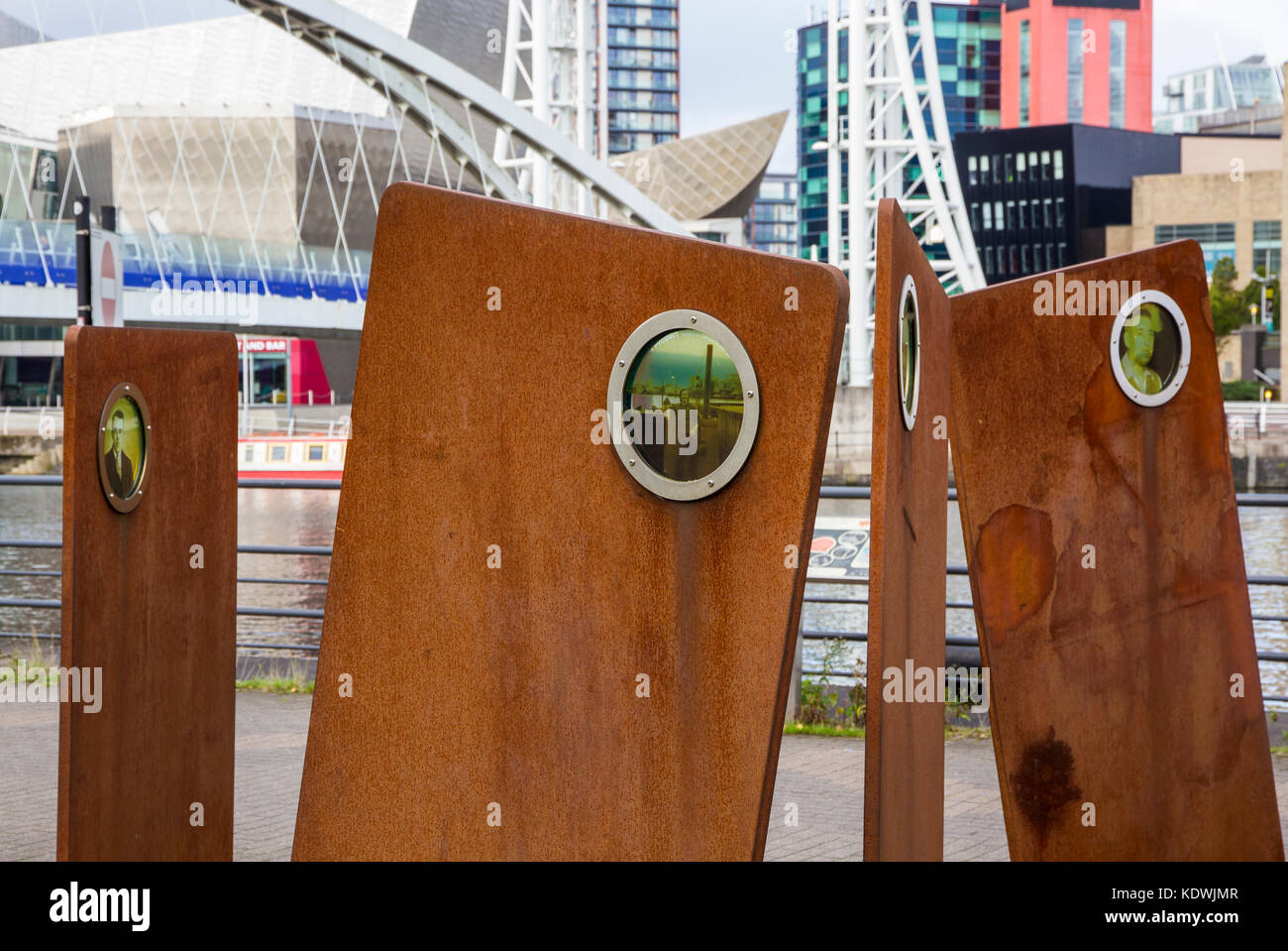 Casuals Skulptur in Salford Quays, von Stephen Broadbent feiern lokale Hafenarbeiter Stockfoto