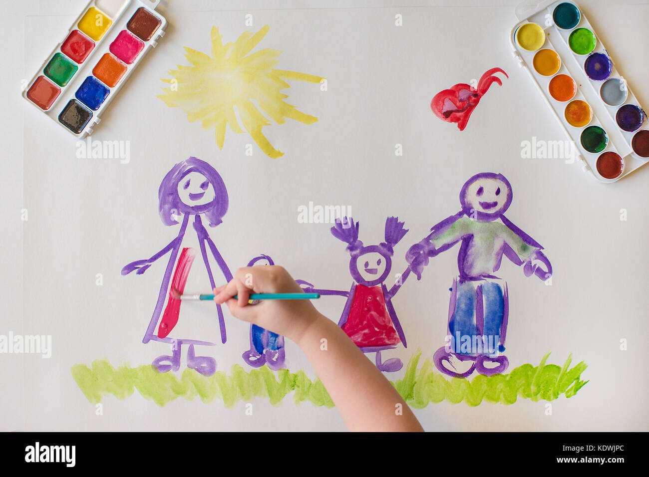 Hand malt das Kind eine glückliche Familie mit Pinsel Aquarell auf ein weißes Blatt Papier. Die