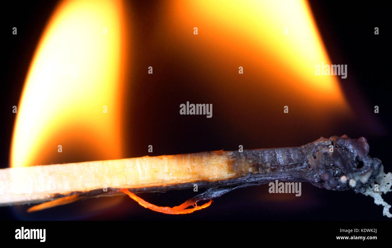 Feuer Altholz auf der Match verwandelte sich in Asche. Stockfoto