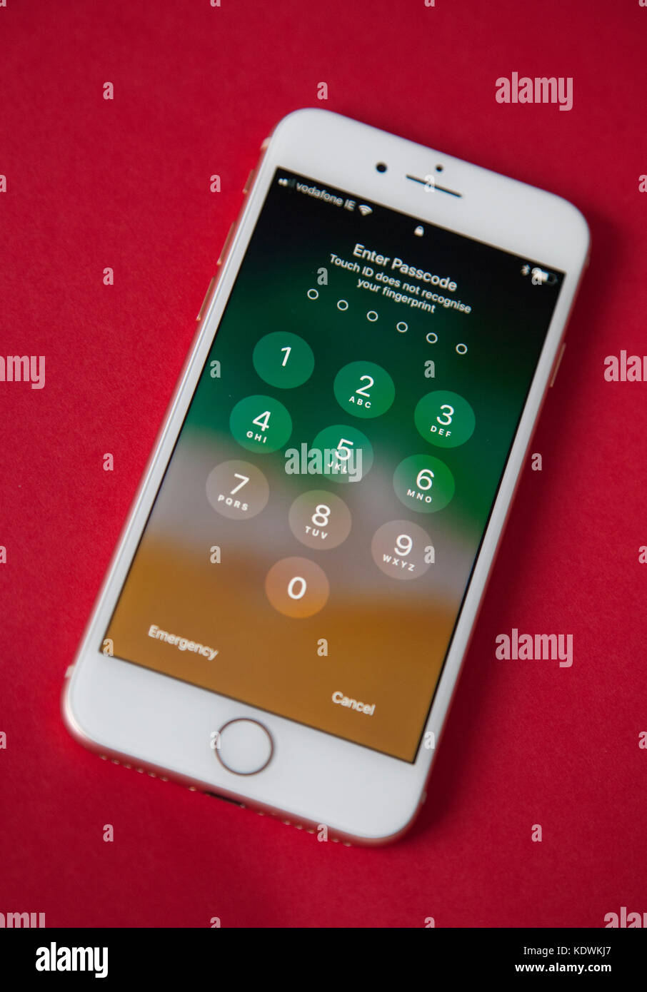 Apple Iphone 8 Modell login Bildschirm gegen eine rote Farbe Hintergrund Stockfoto
