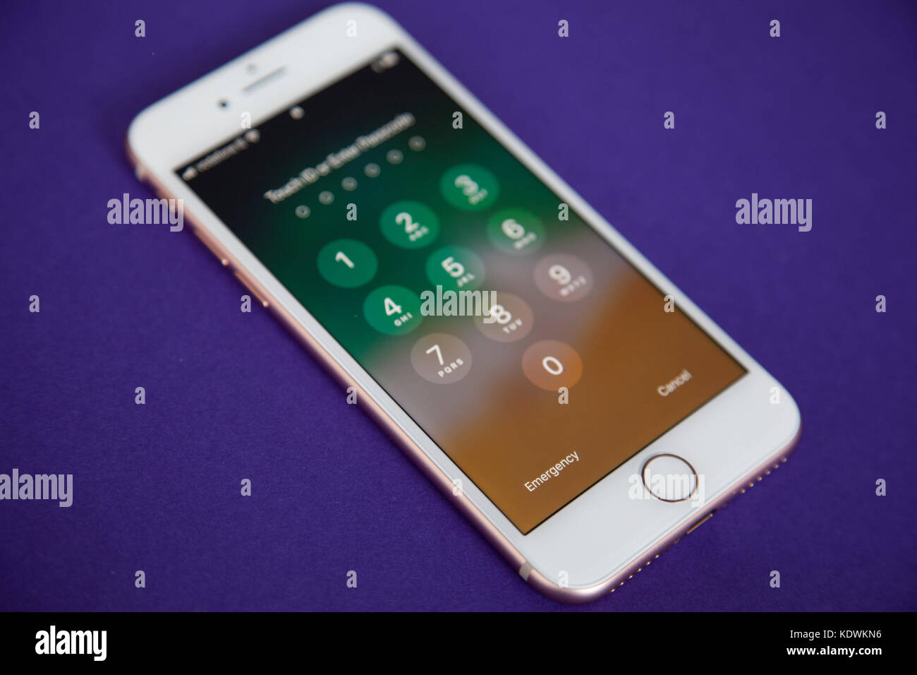 Apple Iphone 8 Modell login Bildschirm gegen ein lila Farbe Hintergrund Stockfoto