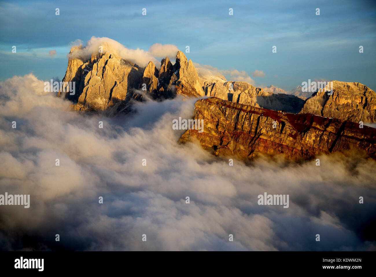 Luftaufnahme von seceda von geisler durch Wolken bei Sonnenuntergang umgeben. Dolomiten val funes Trentino Alto Adige South Tyrol Italien Europa Stockfoto