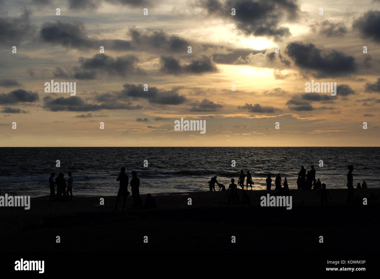Indien varkala - mrch 05, 2017: Silhouetten, die gerade einen schönen Sonnenuntergang am Strand des Indischen Ozeans. varkala Stadt im Süden von Indi Stockfoto