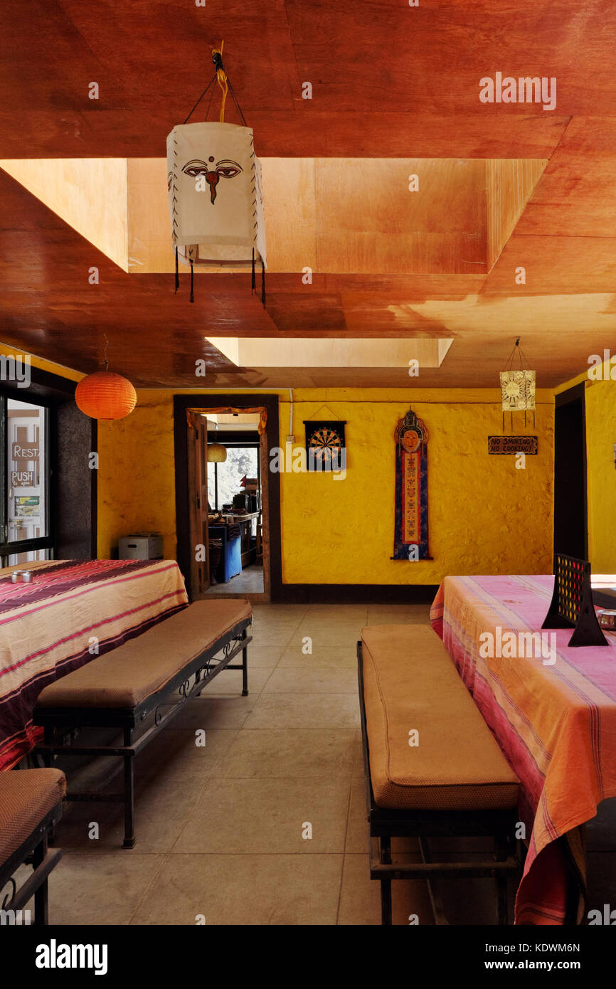 Nepal. manang - November 16, 2016: Interieur Esszimmer in der Lodge base camp auf der Strecke rund um Annapurna, neben der Schar la Pass. manang Lar Stockfoto