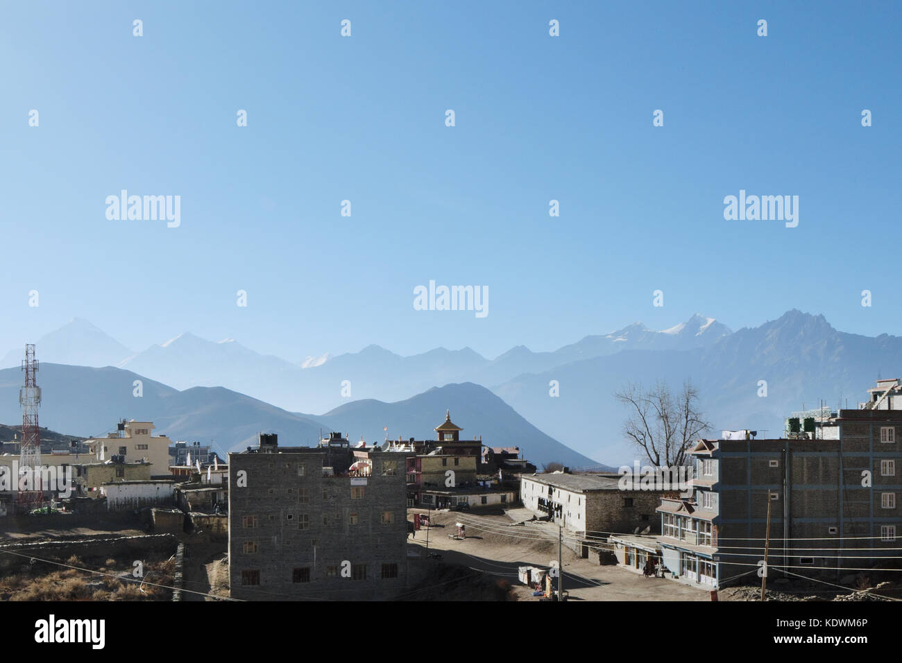 Nepal muktinath - November 18, 2016: Blick von muktinath im Hintergrund die Silhouette der Himalaya und nilgiri montieren. muktinath ist ein ancie Stockfoto