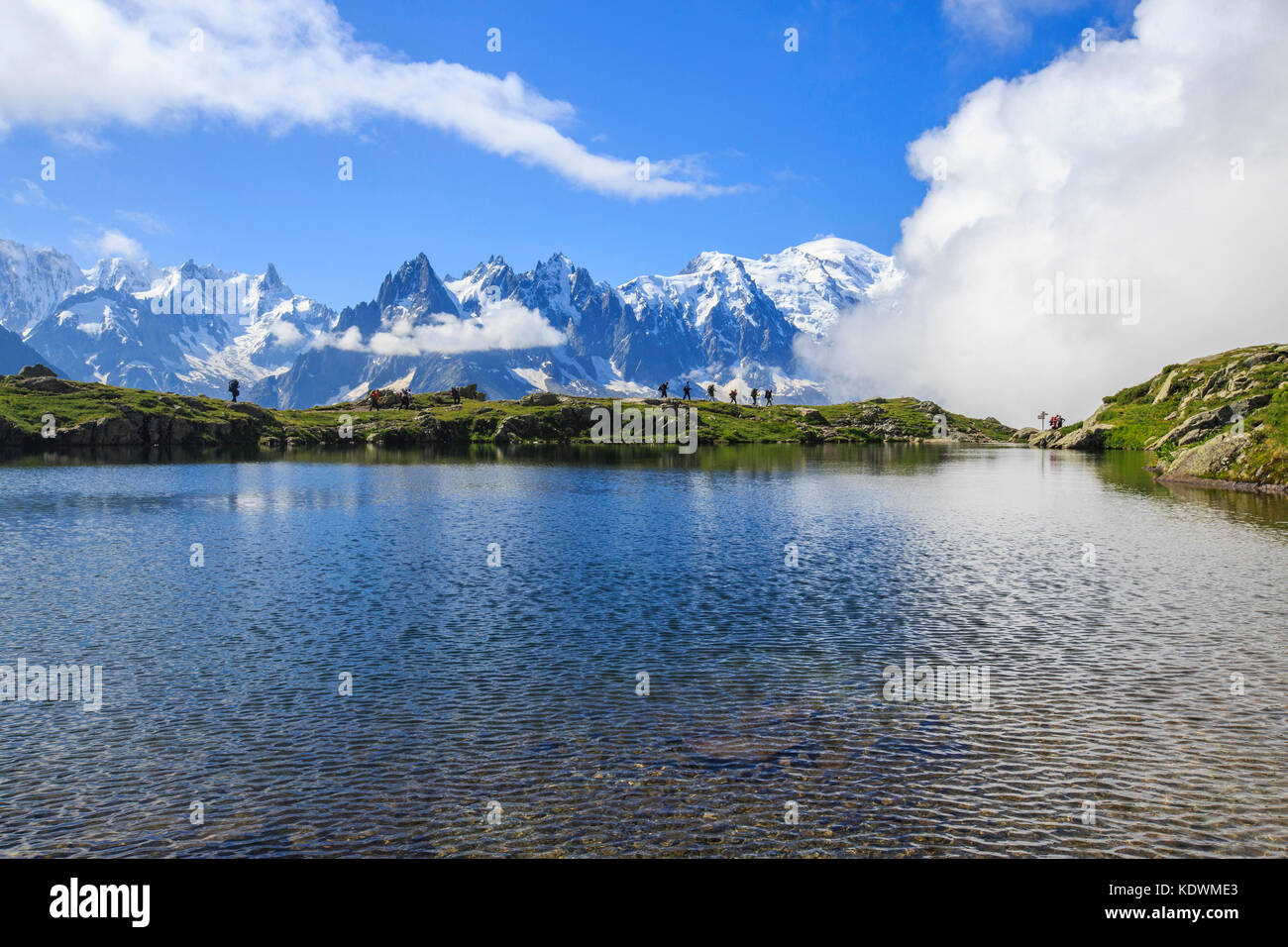 Niedrige Wolken und Nebel um den Grandes Jorasses und Blanc mount während Wanderer am Lac de cheserys Haute Savoie Frankreich Europa gehen Sie Stockfoto