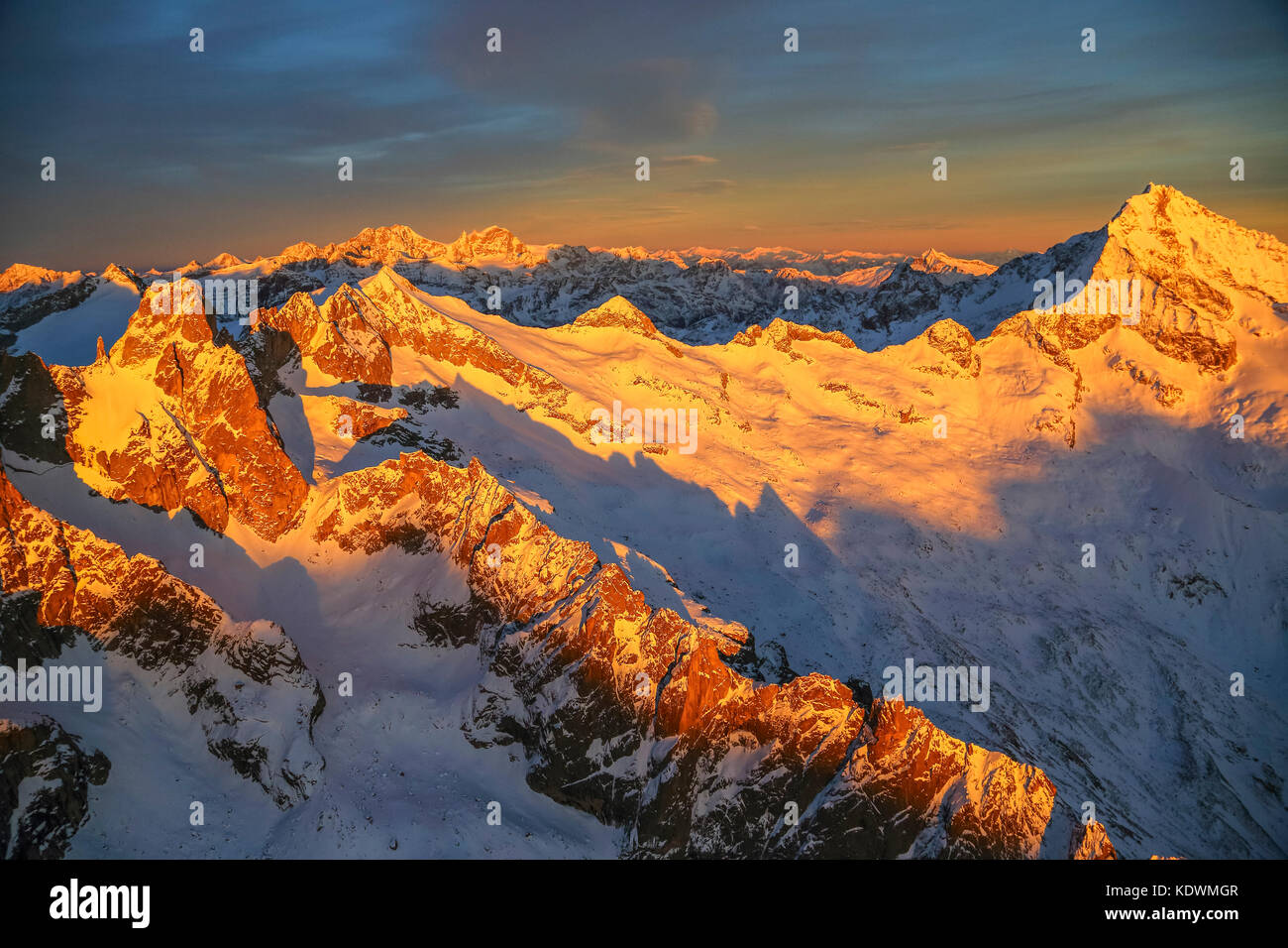 Luftaufnahme von Peaks torrone Bernina Gruppe und disgrazia bei Sonnenuntergang Masino Tal Veltlin Lombardei Berg Italien Europa Stockfoto