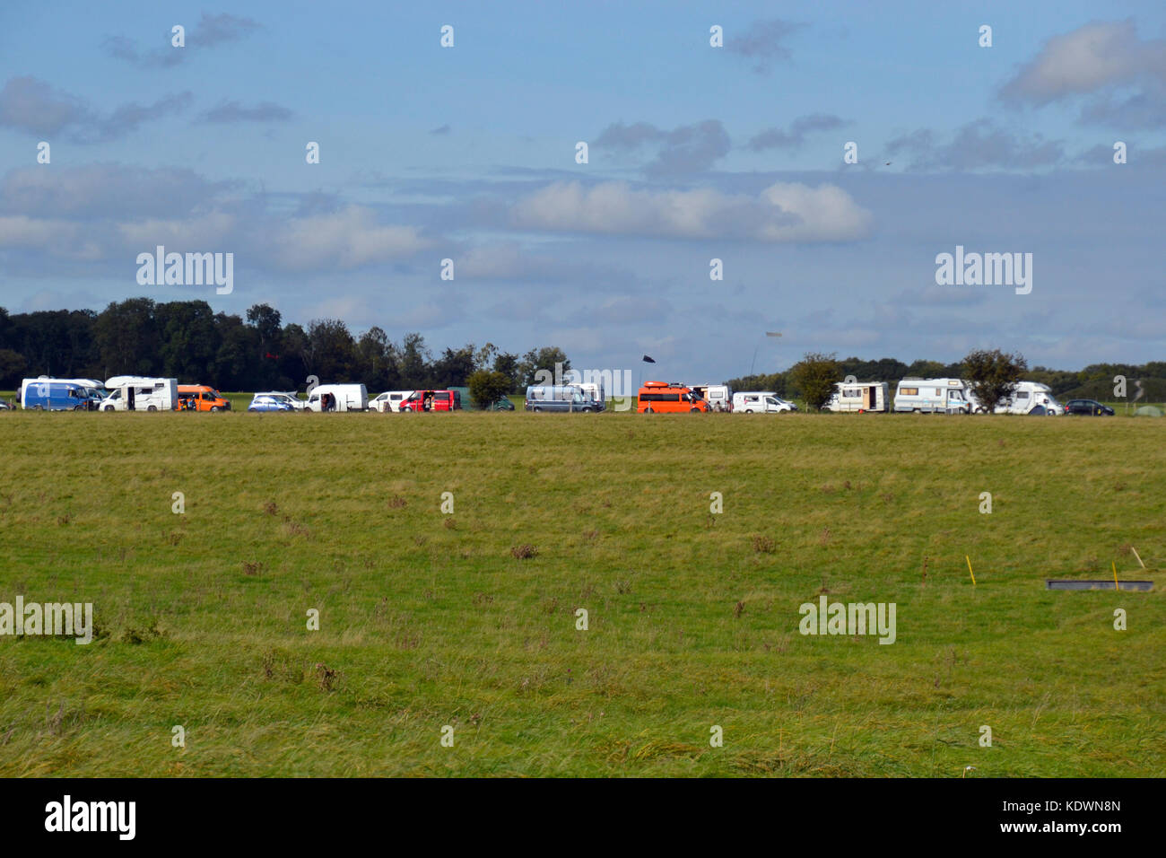 Herbst-tagundnachtgleiche Camper und Wohnmobile in Stonehenge, Wiltshire, Großbritannien Stockfoto