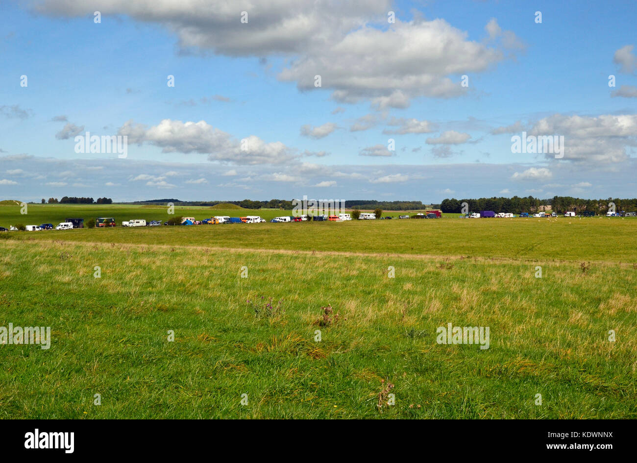 Herbst-tagundnachtgleiche Camper und Wohnmobile in Stonehenge, Wiltshire, Großbritannien Stockfoto