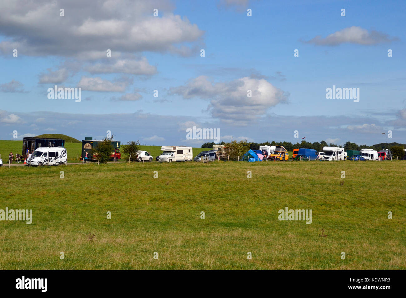 Herbst-tagundnachtgleiche Camper und Wohnmobile in Stonehenge, Wiltshire, Großbritannien Stockfoto