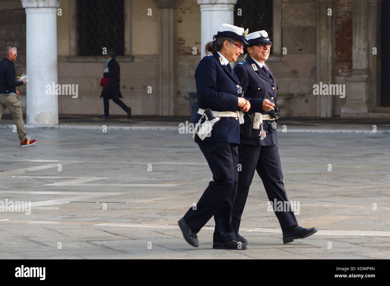 Venedig, Italien - 6. OKTOBER 2017: Zwei Frauen Polizisten auf dem Platz San Marco Stockfoto