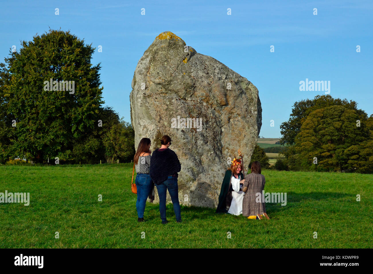 Druidenzeremonie, Druidenpriesterin am Avebury Henge Stone Circle, Wiltshire. Transgender. Stockfoto