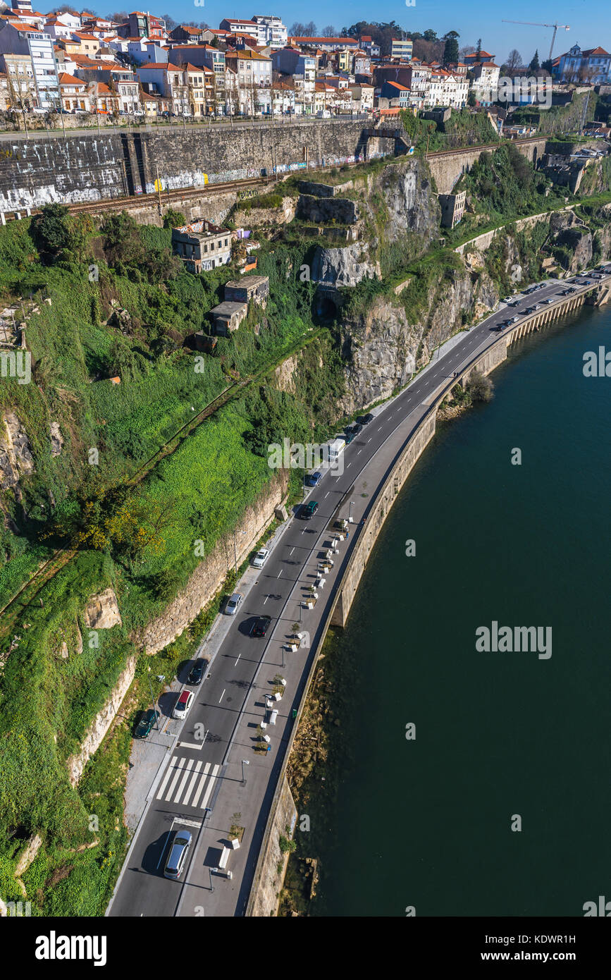 Die Eisenbahnlinie Ramal da Alfandega und die Avenue Paiva Couceiro über den Fluss Douro in der Stadt Porto, Portugal sind geschlossen. Blick von der Infante D. Henrique Bridge Stockfoto