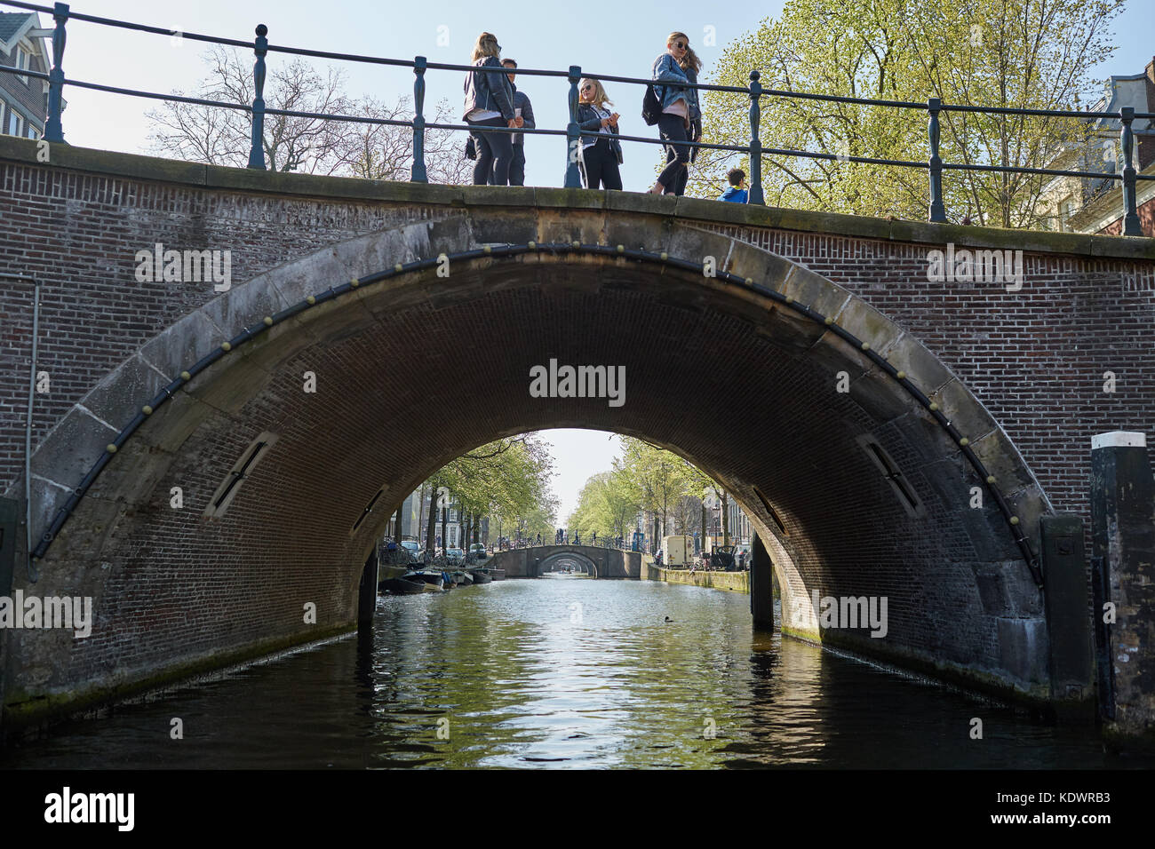 Blick von einem Boot aus der Brücke von 15 Brücken in Amsterdam Stockfoto