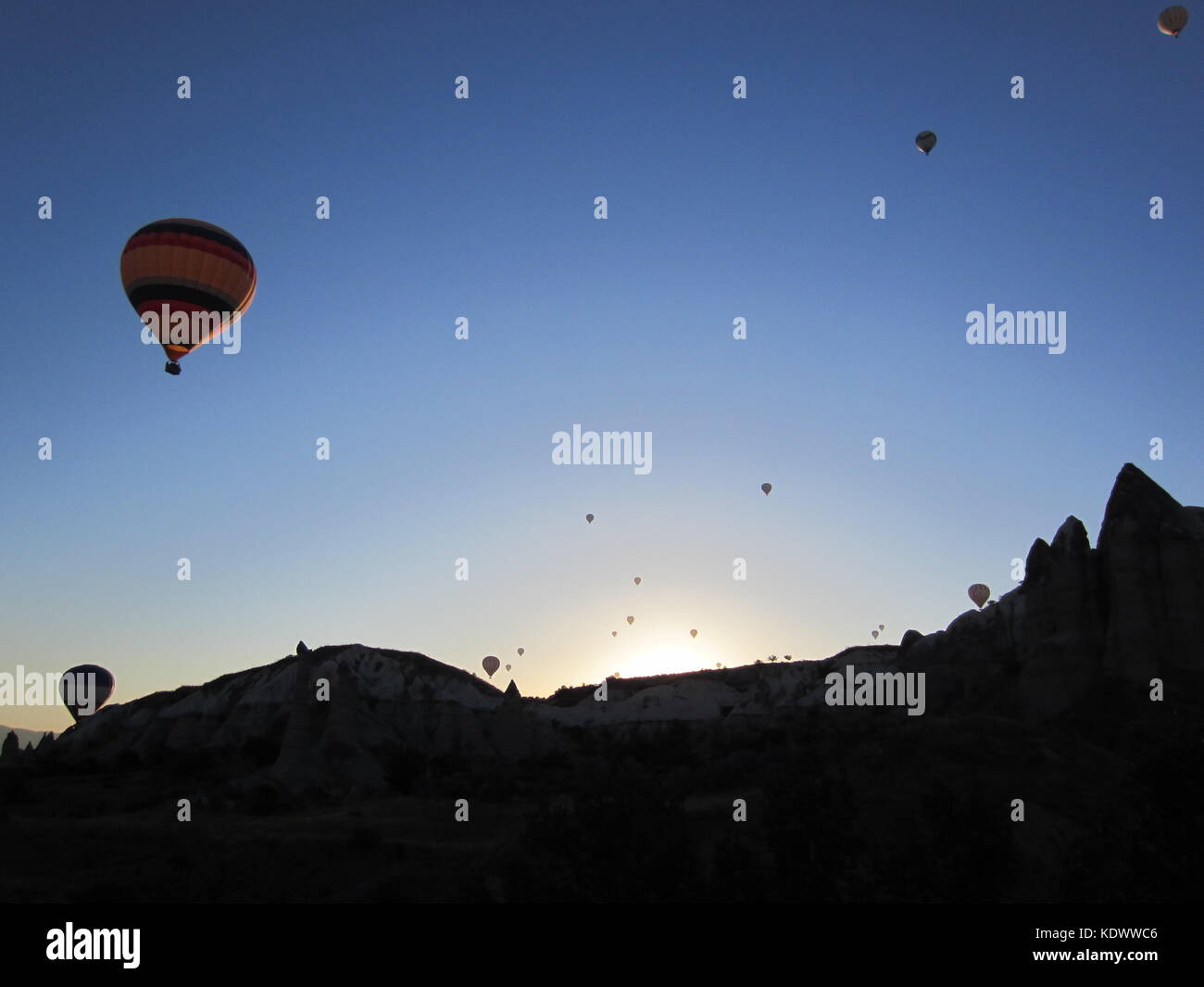 Heißluftballons fliegen am Himmel von Kappadokien, Türkei. Stockfoto
