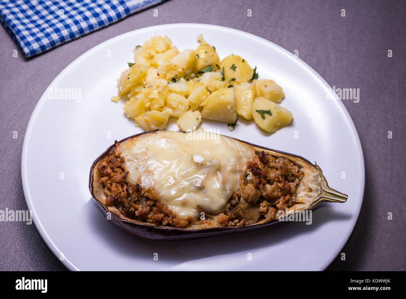 Gebacken, gefüllt mit egglpant Schleifen Fleisch und Kartoffeln mit Petersilie Stockfoto