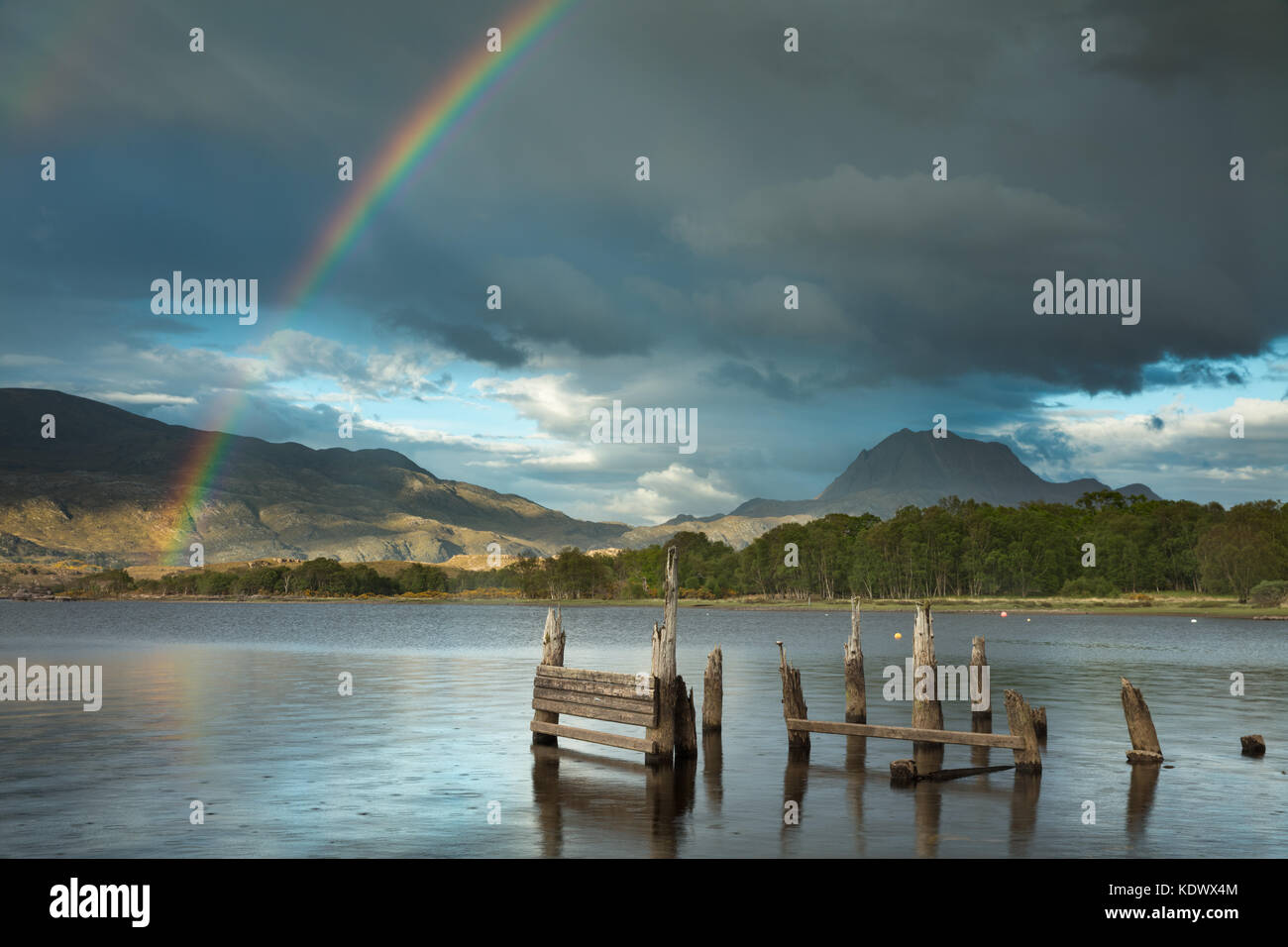 Ein Regenbogen über Loch Maree & Slioch, Wester Ross, Schottland, Großbritannien Stockfoto