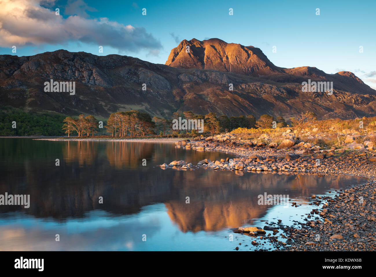 Am Abend Licht & perfekte Reflexionen über Loch Maree & Slioch, Wester Ross, Schottland Stockfoto