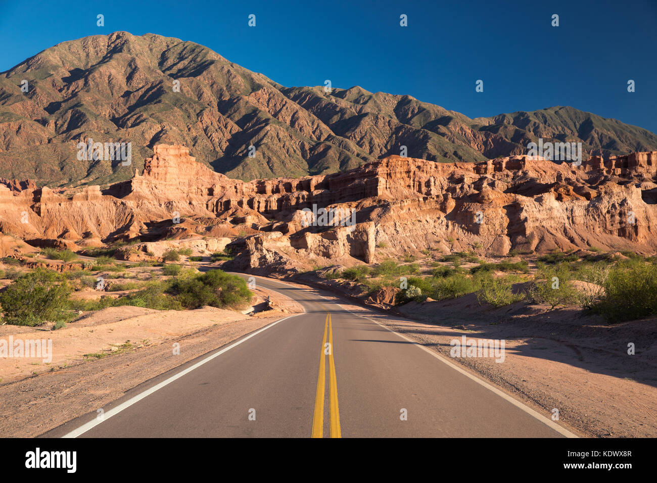 Die Straße, die Quebrada de la Conches, Valles Calchaquies, Provinz Salta, Argentinien Stockfoto