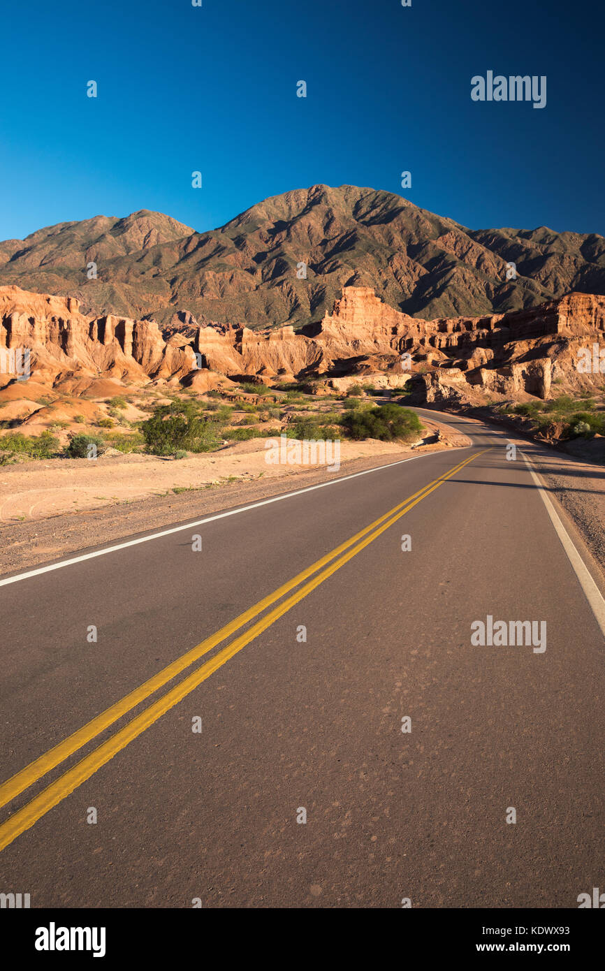 Die Straße, die Quebrada de la Conches, Valles Calchaquies, Provinz Salta, Argentinien Stockfoto