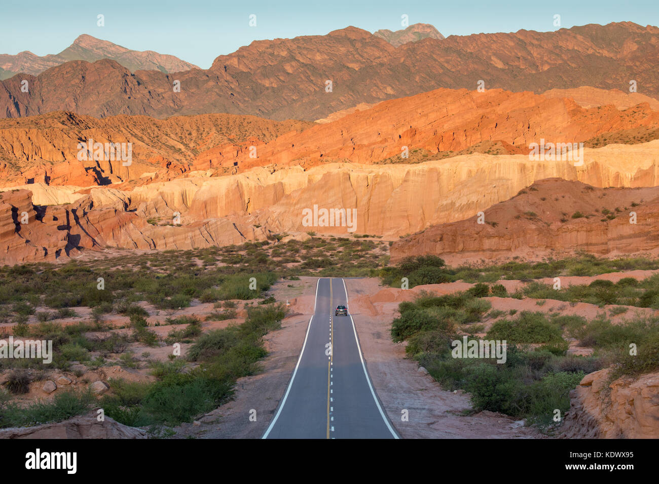 Ein einsames Auto auf die Straße, die Quebrada de la Conches, Valles Calchaquies, Provinz Salta, Argentinien Stockfoto