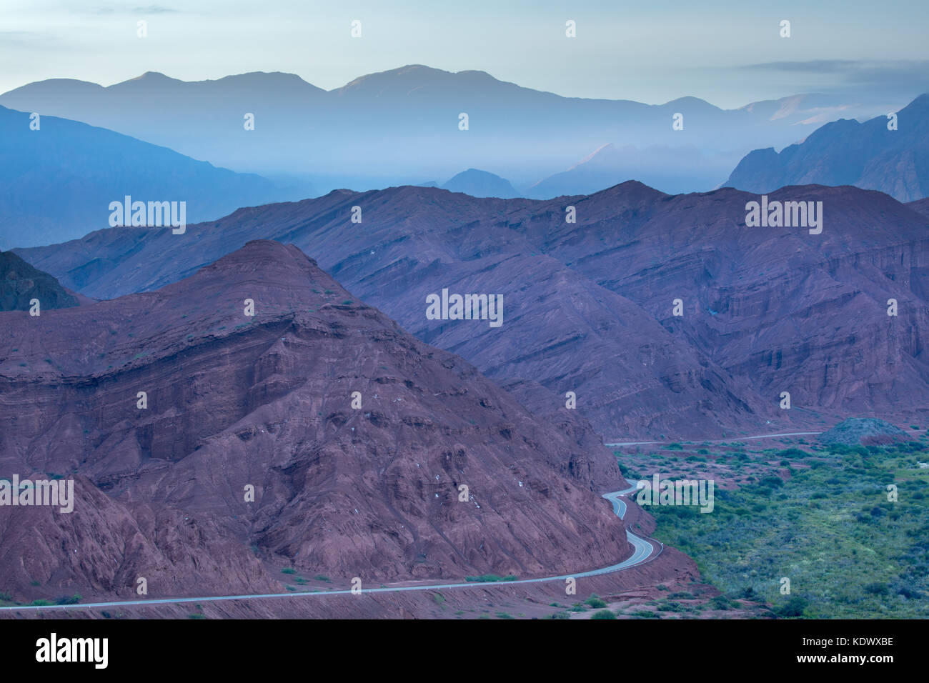 Die lange kurvenreiche Straße hinunter die Quebrada de la Conches vom Mirador Tres Cruces in Valles Calchaquies, Provinz Salta, Argentinien Stockfoto