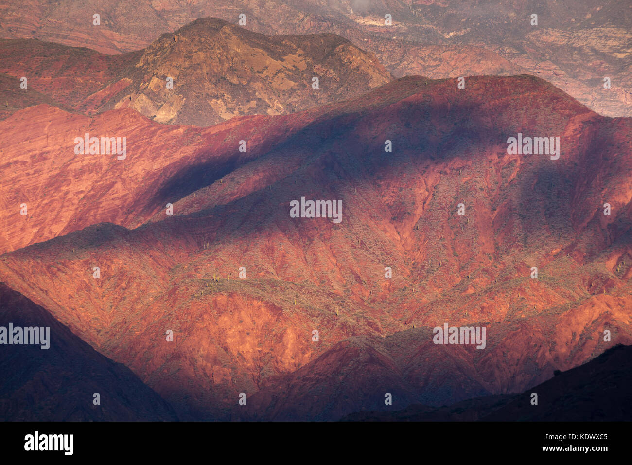 Dappled Licht auf den Bergen entlang der Quebrada de la Conches vom Mirador Tres Cruces in Valles Calchaquies, Provinz Salta, Argentinien Stockfoto Dappled Licht auf den Bergen entlang der Quebrada de la Conches vom Mirador Tres Cruces in Valles Calchaquies, Provinz Salta, Argentinien Stockfoto