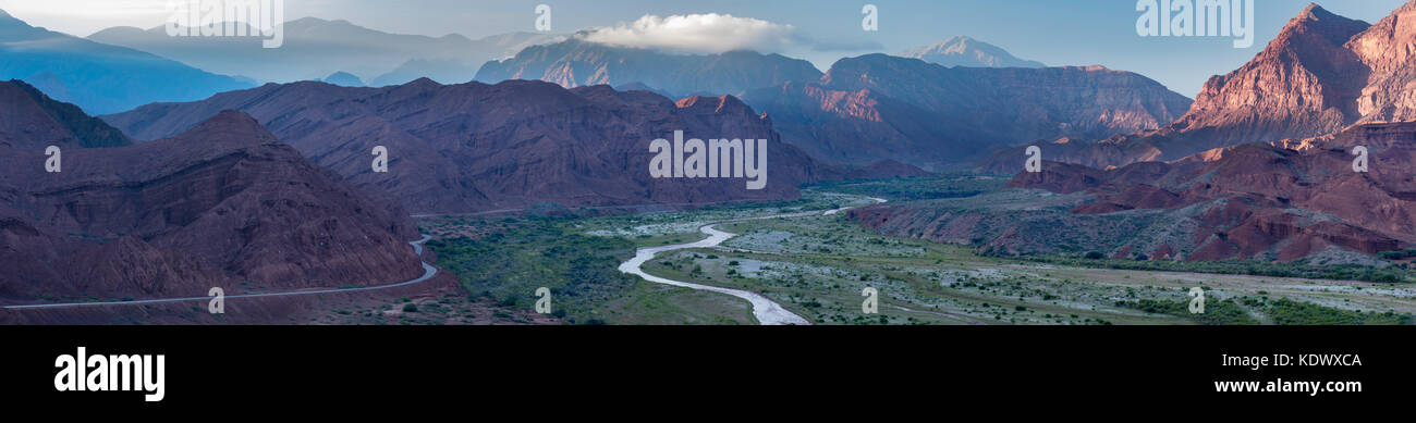 Die Quebrada de la Conches vom Mirador Tres Cruces in Valles Calchaquies, Provinz Salta, Argentinien Stockfoto