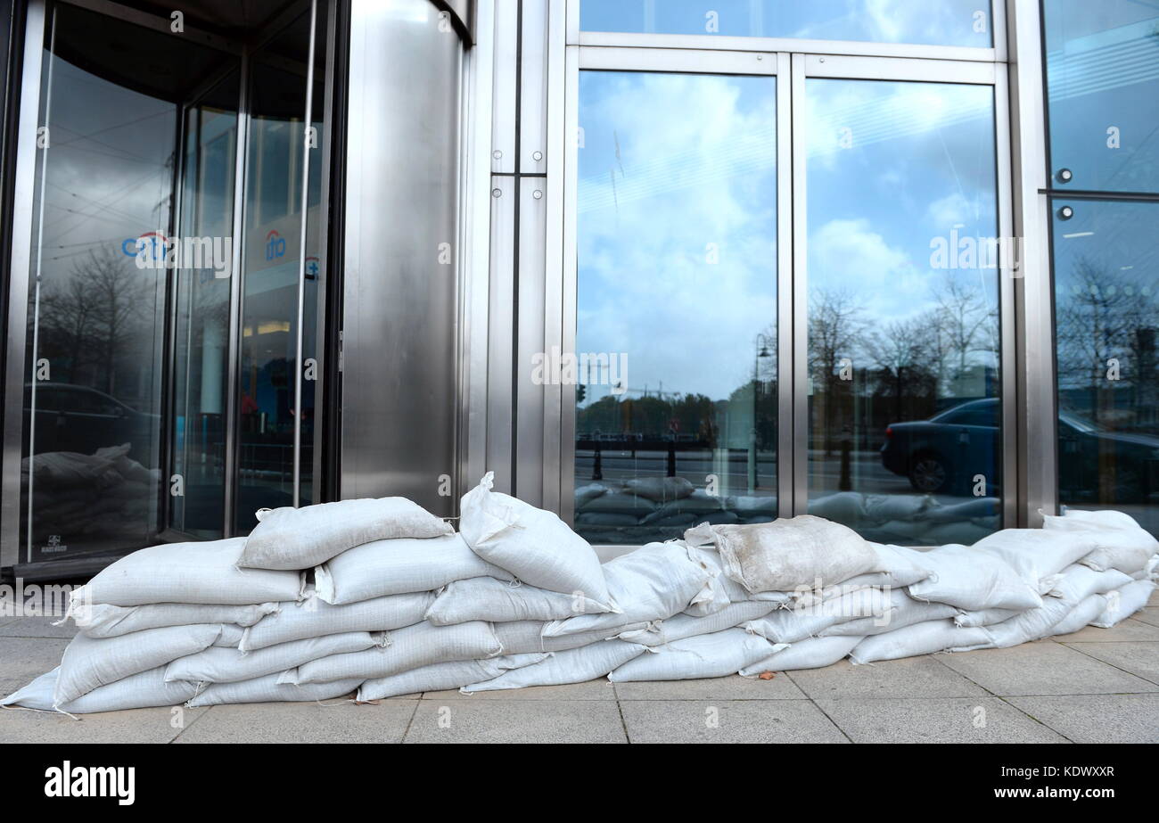 Sandsäcke vor dem Eingang der Büros der Citi Bank zur Vorbereitung auf das Sturmwetter, wenn der Hurkan Ophelia Großbritannien und Irland mit Böen von bis zu 80 km/h trifft. Stockfoto