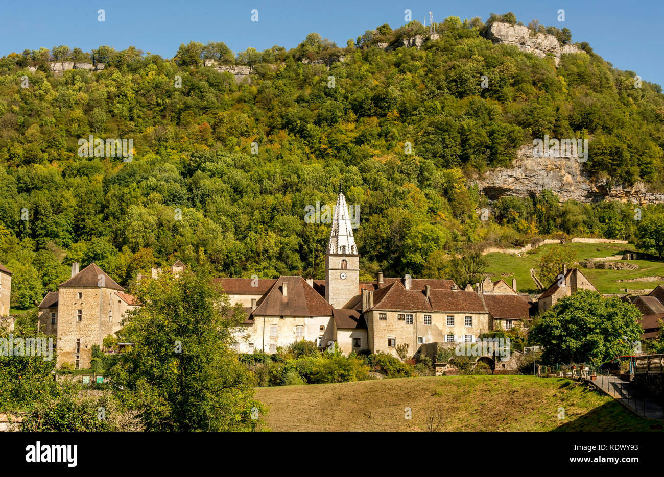 Dorf und die Benediktinerabtei von Baume les Messieurs eines der schönsten Dörfer in Frankreich. Jura. Bourgogne-Franche-Comté. Frankreich Stockfoto