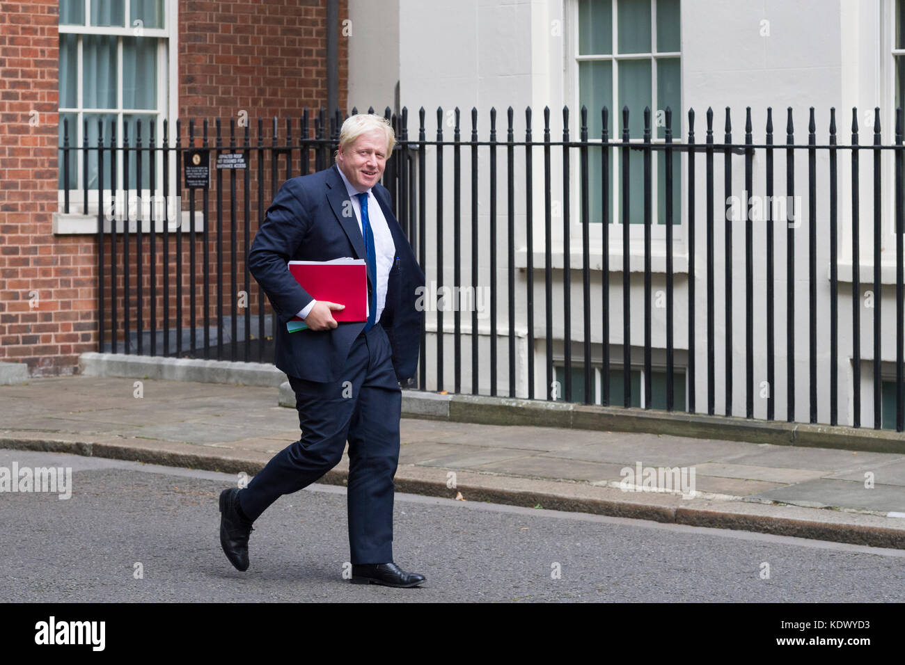 Boris Johnson MP, Staatssekretär für Auswärtige Angelegenheiten, für eine 2,5 Stunden Kabinettssitzung am 10 Downing Street, London anreisen, über Theresa zu hören Stockfoto