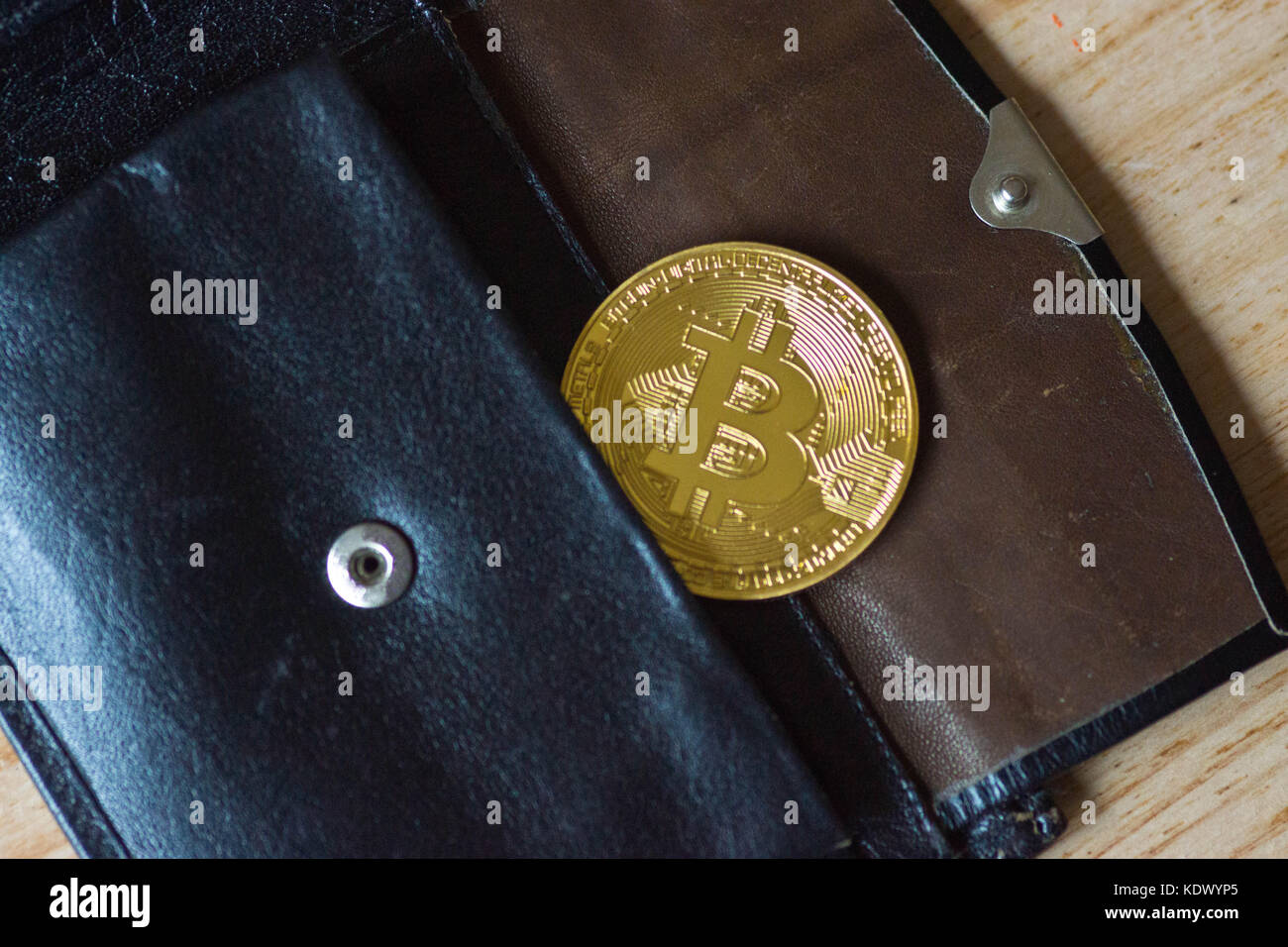 Bitcoin in der Brieftasche Hülse Stockfoto