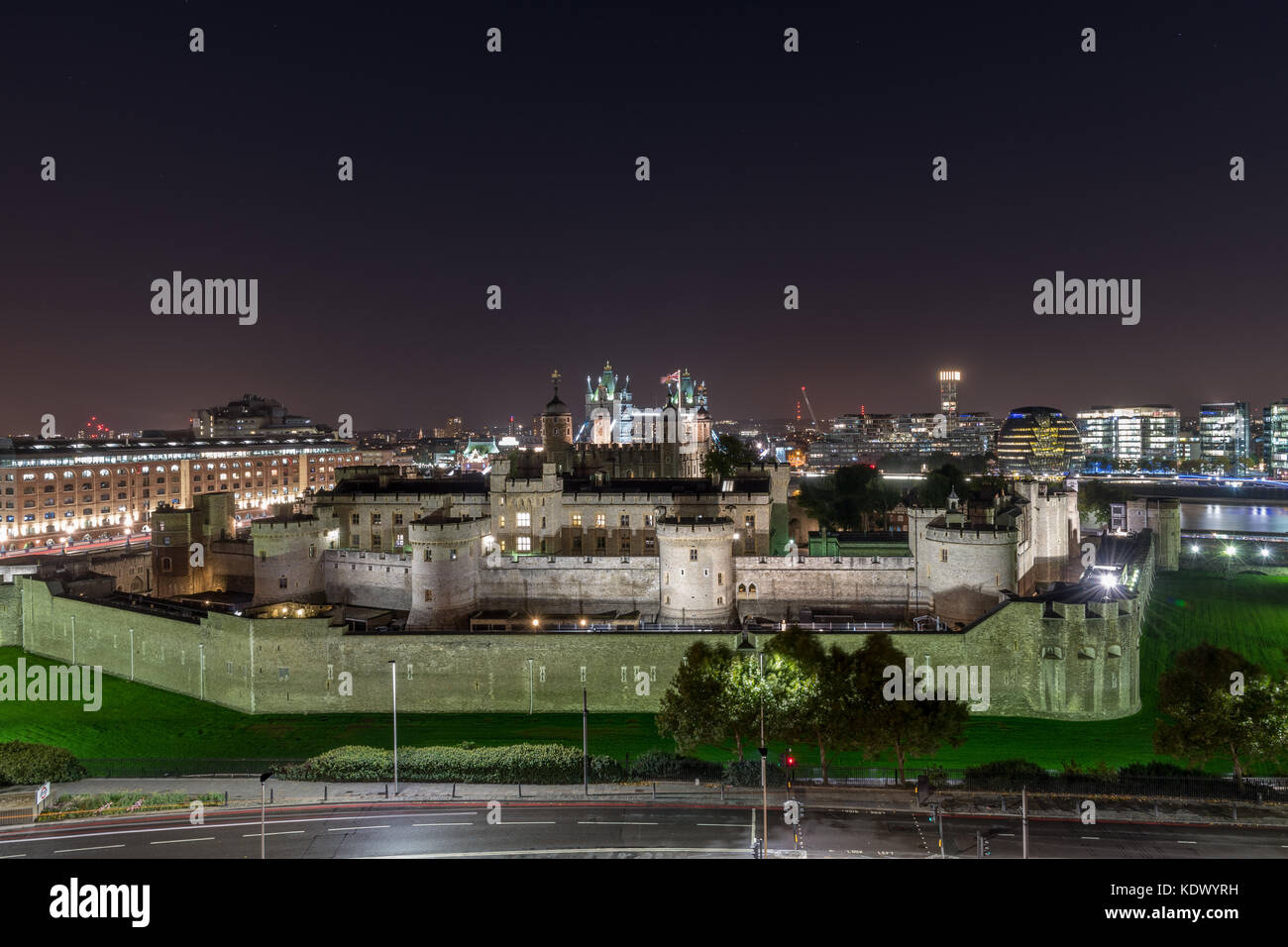 Der Tower of London und die Tower Bridge bei Nacht Stockfoto